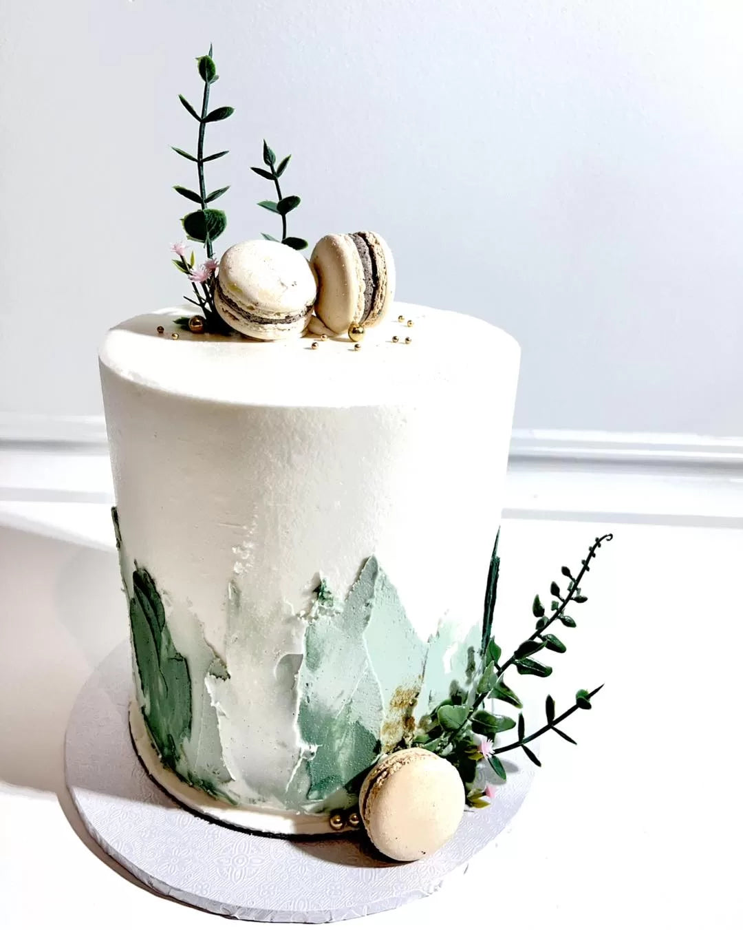 Small Smear Cake with Macs image 1